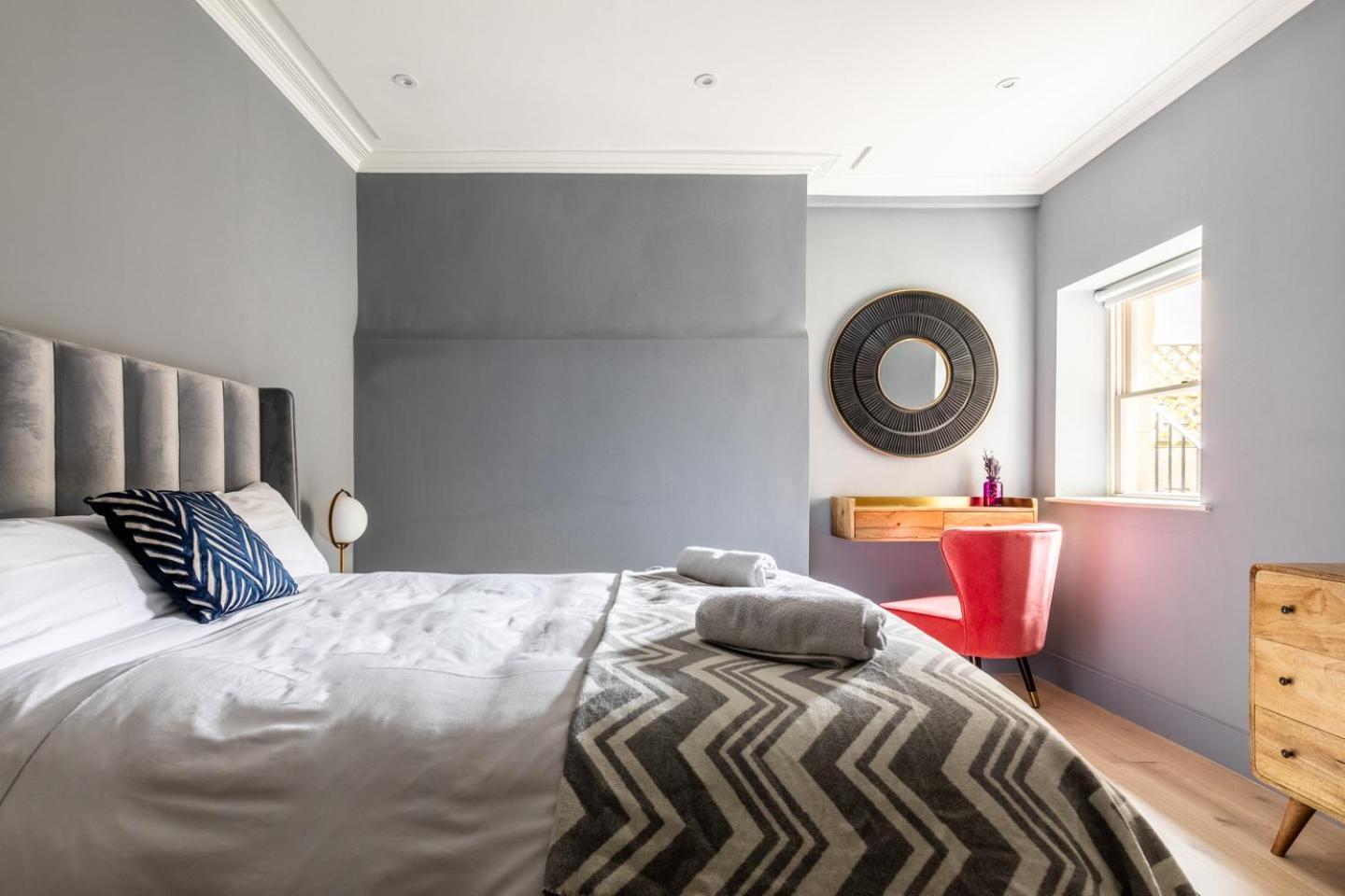 Russell House Apartment *